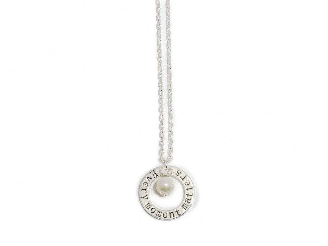 90104 Langt halssmykke med ring med teksten 