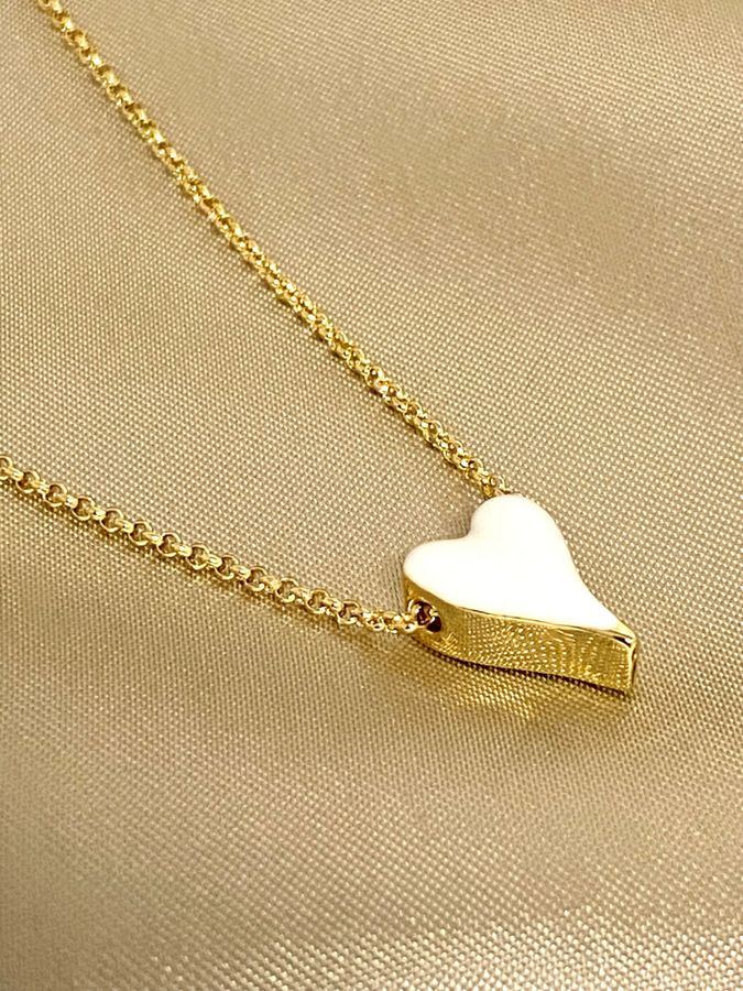 10772 Halssmykke, kort, gullfarget , lite hvitt emalje hjerte